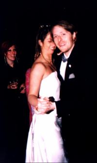 Deborah y Marcel durante el vals de los novios